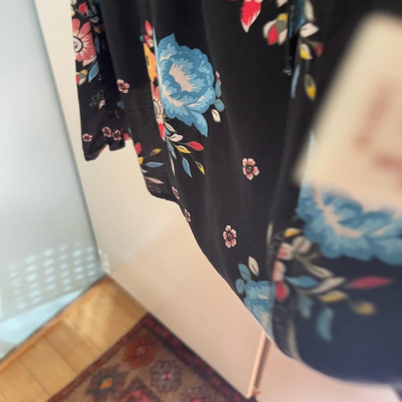 Spring like Tunic top, flattering. Floral bell sleeve Size large - Picture 5 of 6